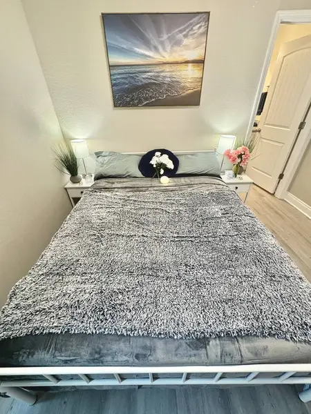 Double bed with bedside tables and lamps