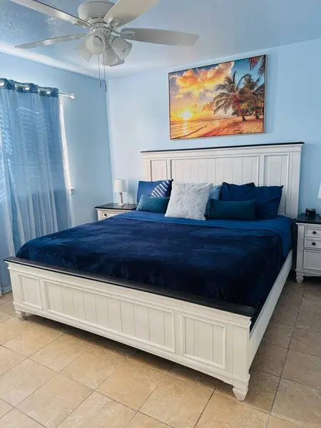 Bedroom with a king bed and bedside lamps