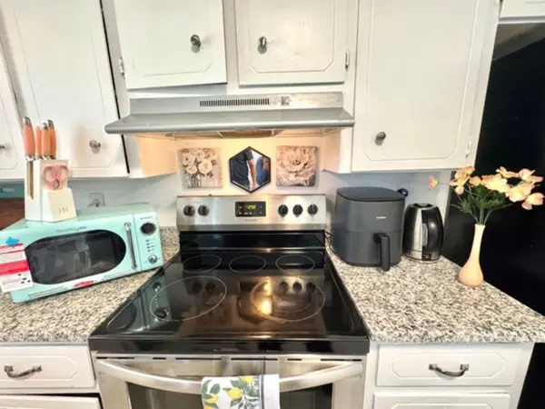 Kitchen with a stove, microwave and air fryer